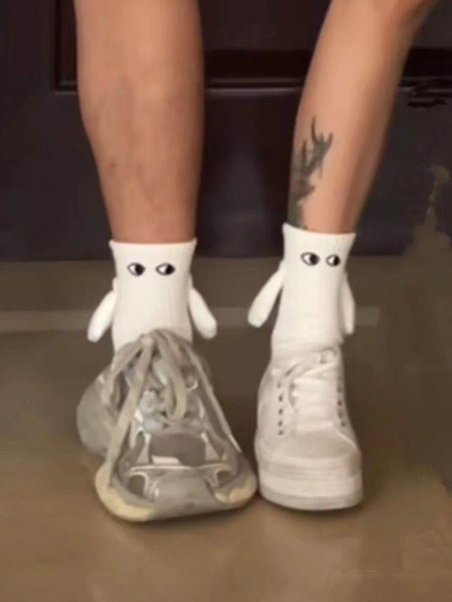 Hand In Hand Magnetic Holding Hands Socks - Goodlifebean